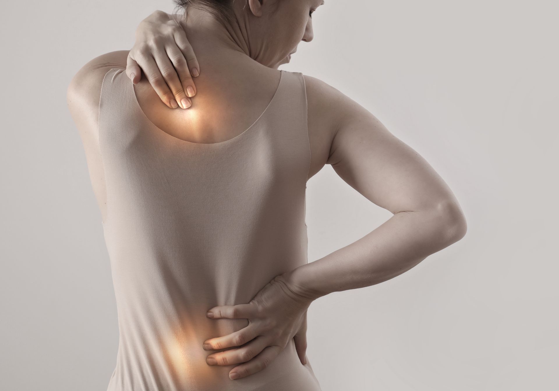 Une femme la retient de douleur.