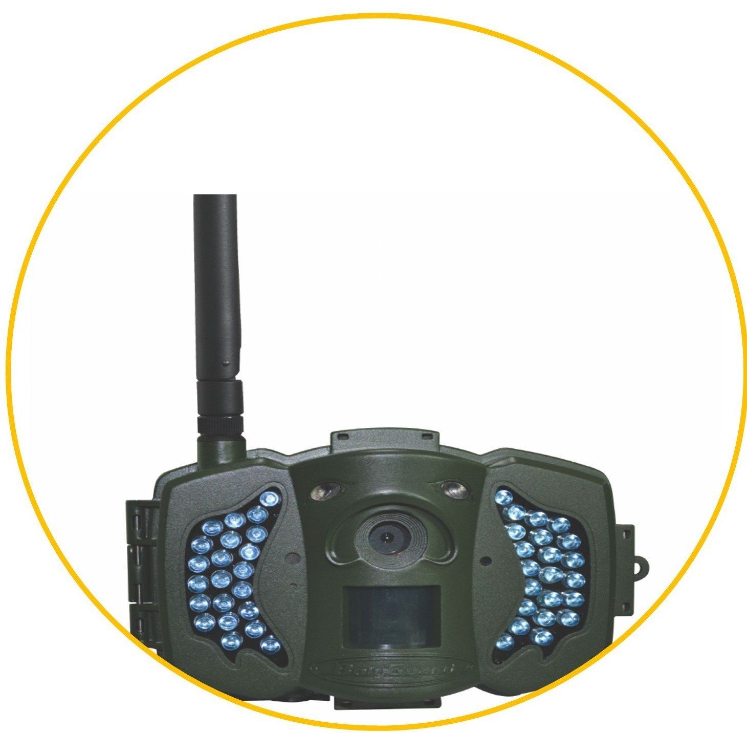 Een donkergroene wildcamera met een zwarte antenne en twee rijen infrarood-ledlampjes, geplaatst tegen een witte achtergrond.