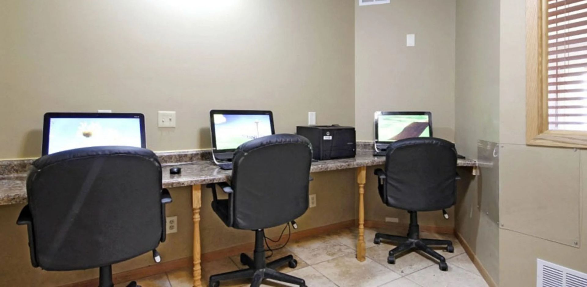 Eco Park Pet Friendly Apartments in DeKalb, IL