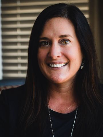 Kelly Headshot