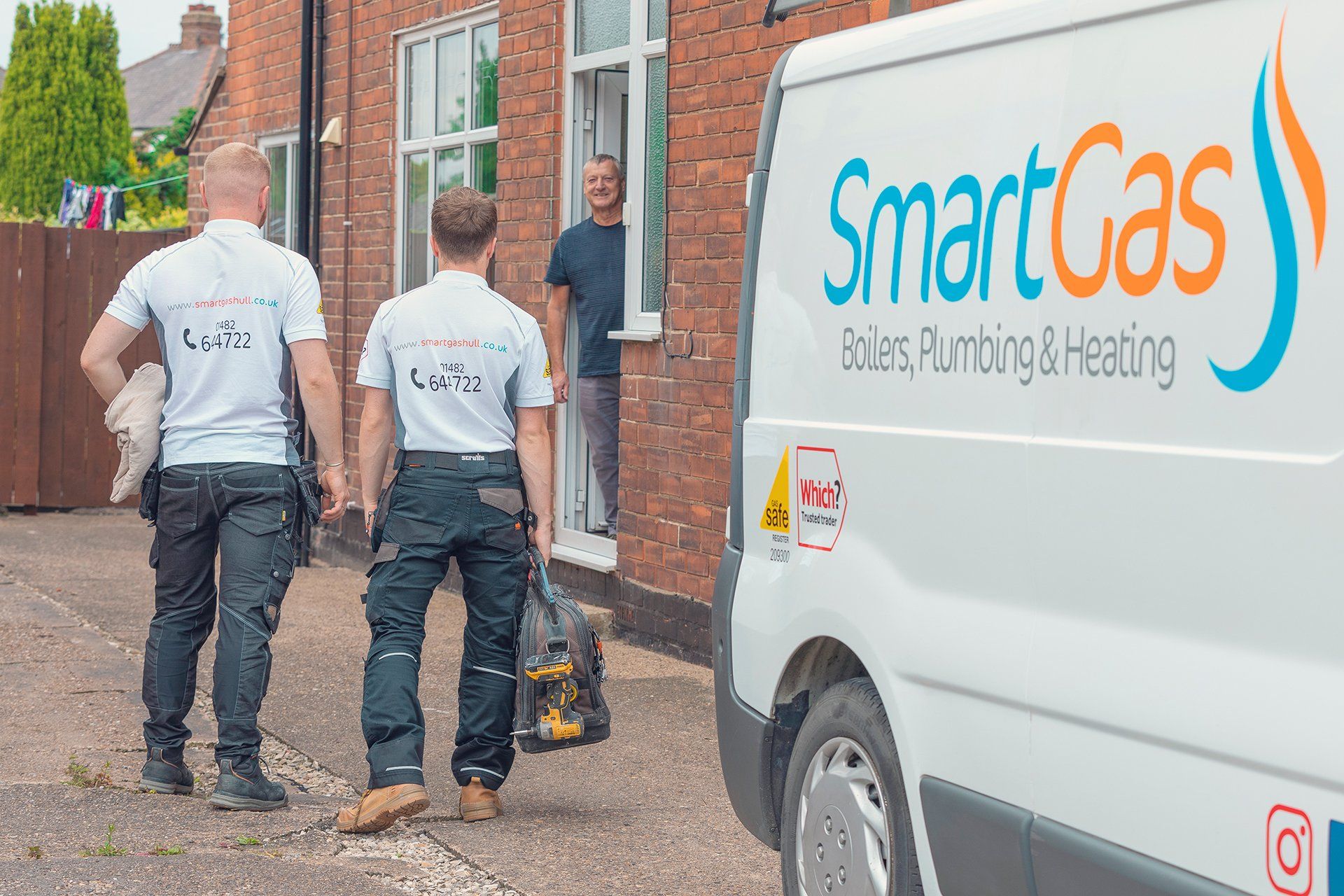 photo of two Smart Gas engineers arriving at a clients house
