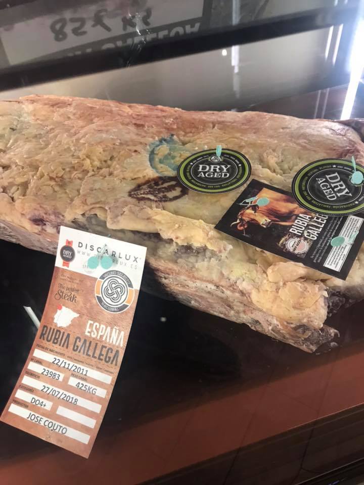 Rubia Gallega al taglio servita su pietra lavica