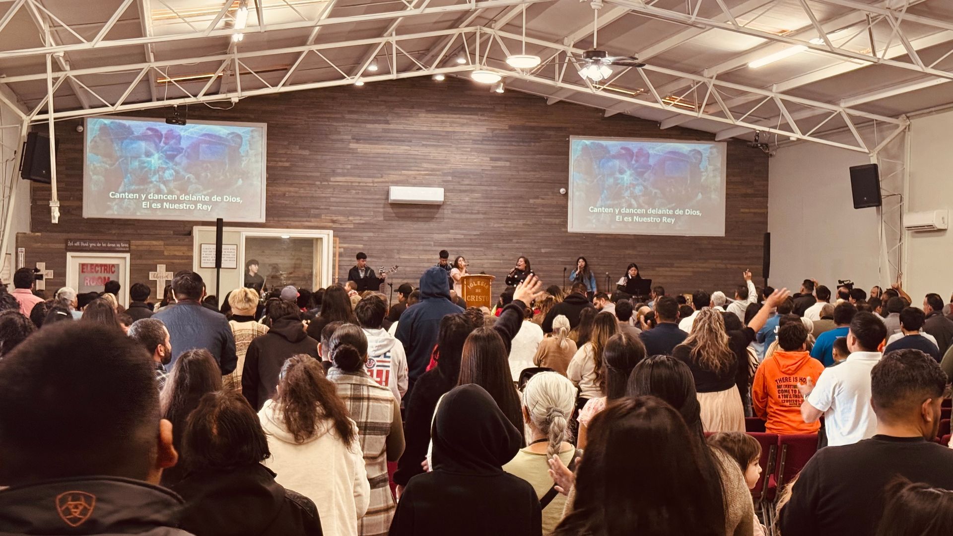 Congregación en culto dominical