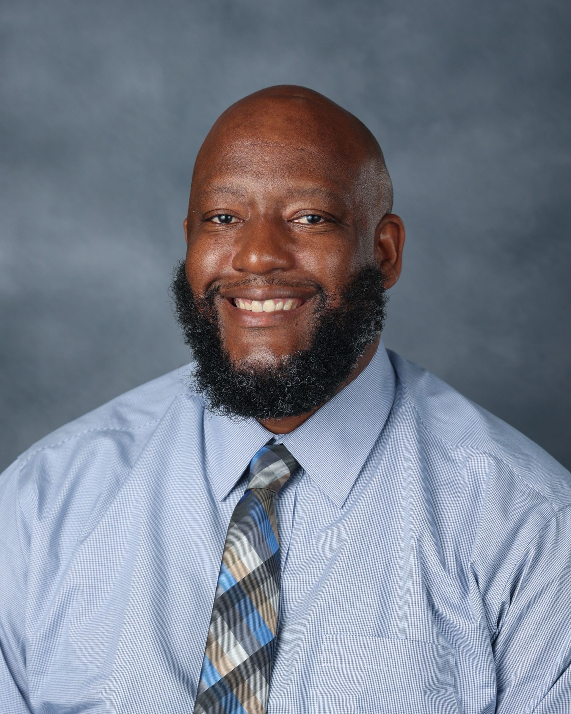 Leon Veal '00 - Head Coach