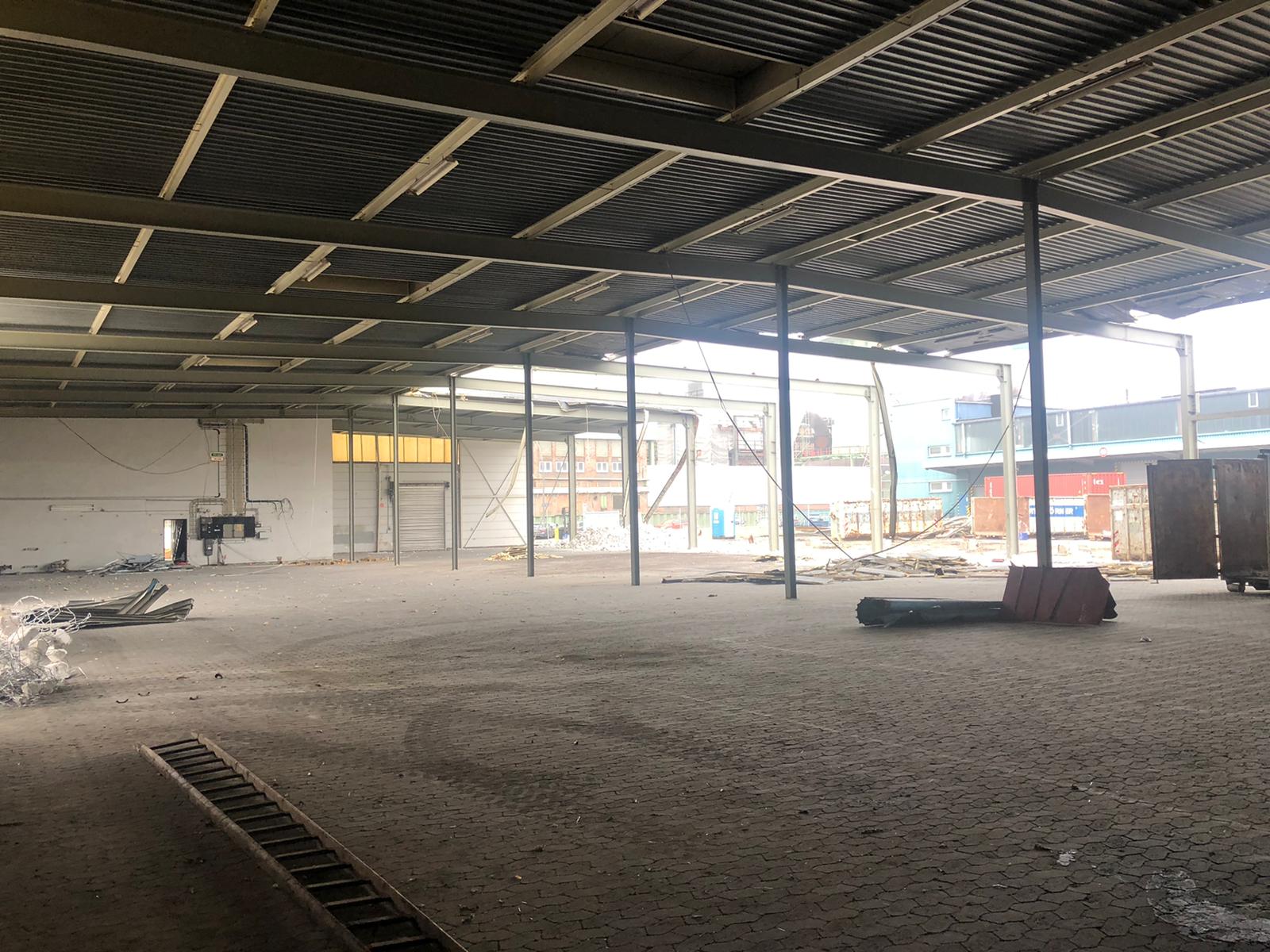 Eine große leere Lagerhalle mit einem Metalldach.
