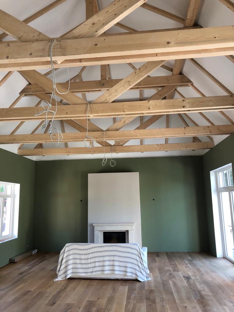 Ein Wohnzimmer mit Kamin und Holzbalken.