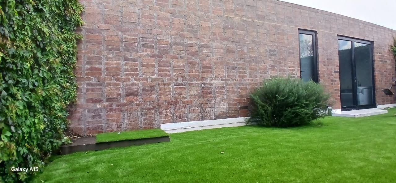 Jardín residencial con pasto sintético premium