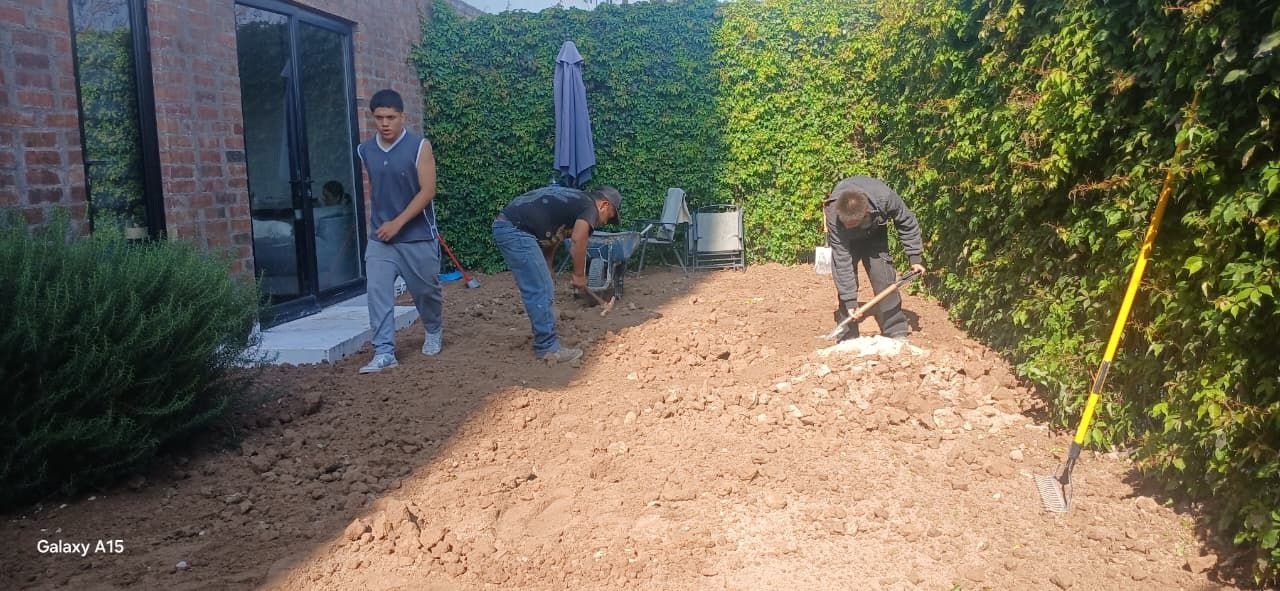 Jardín residencial con pasto sintético premium