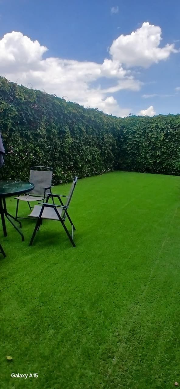 Jardín residencial con pasto sintético premium