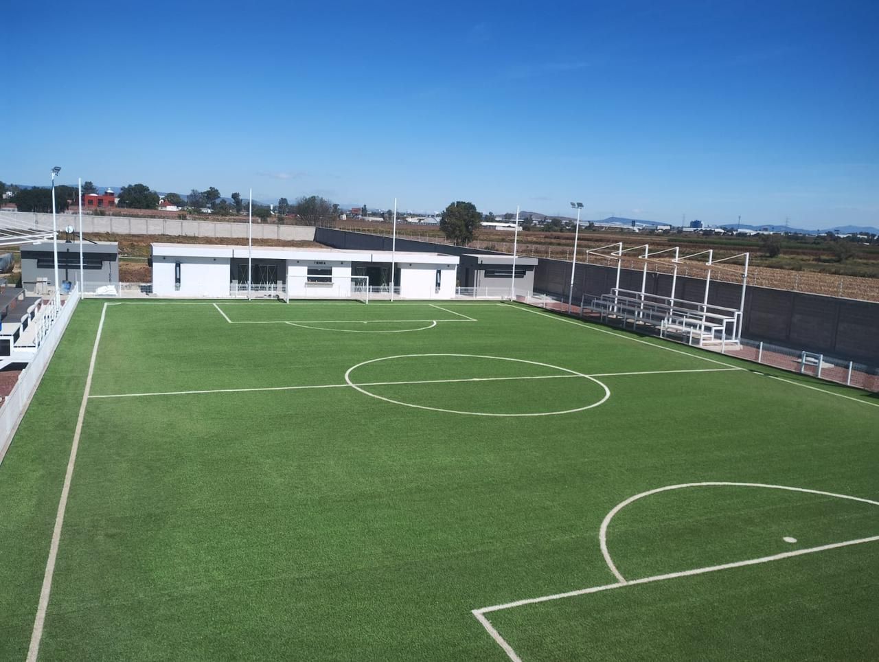 Jardín residencial con pasto sintético premium