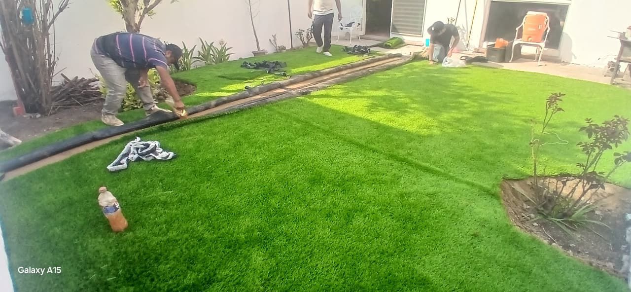Jardín residencial con pasto sintético premium