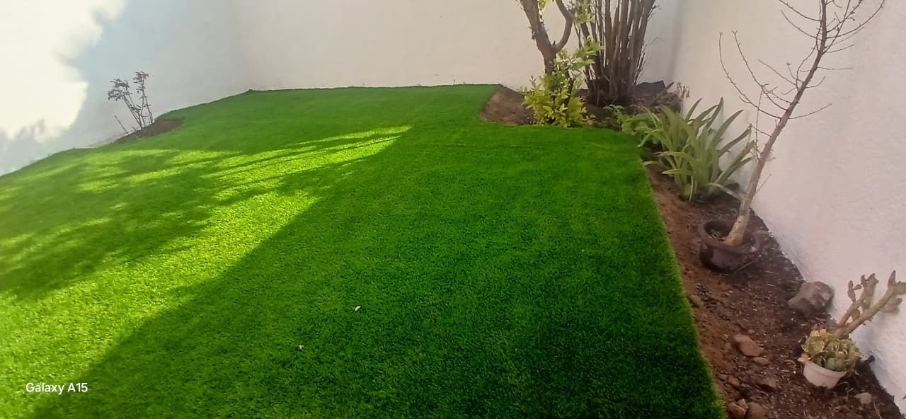 Jardín residencial con pasto sintético premium