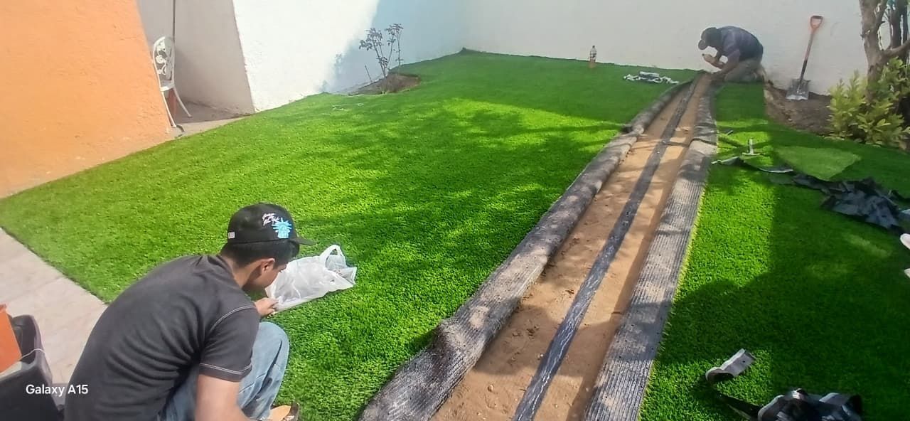 Jardín residencial con pasto sintético premium