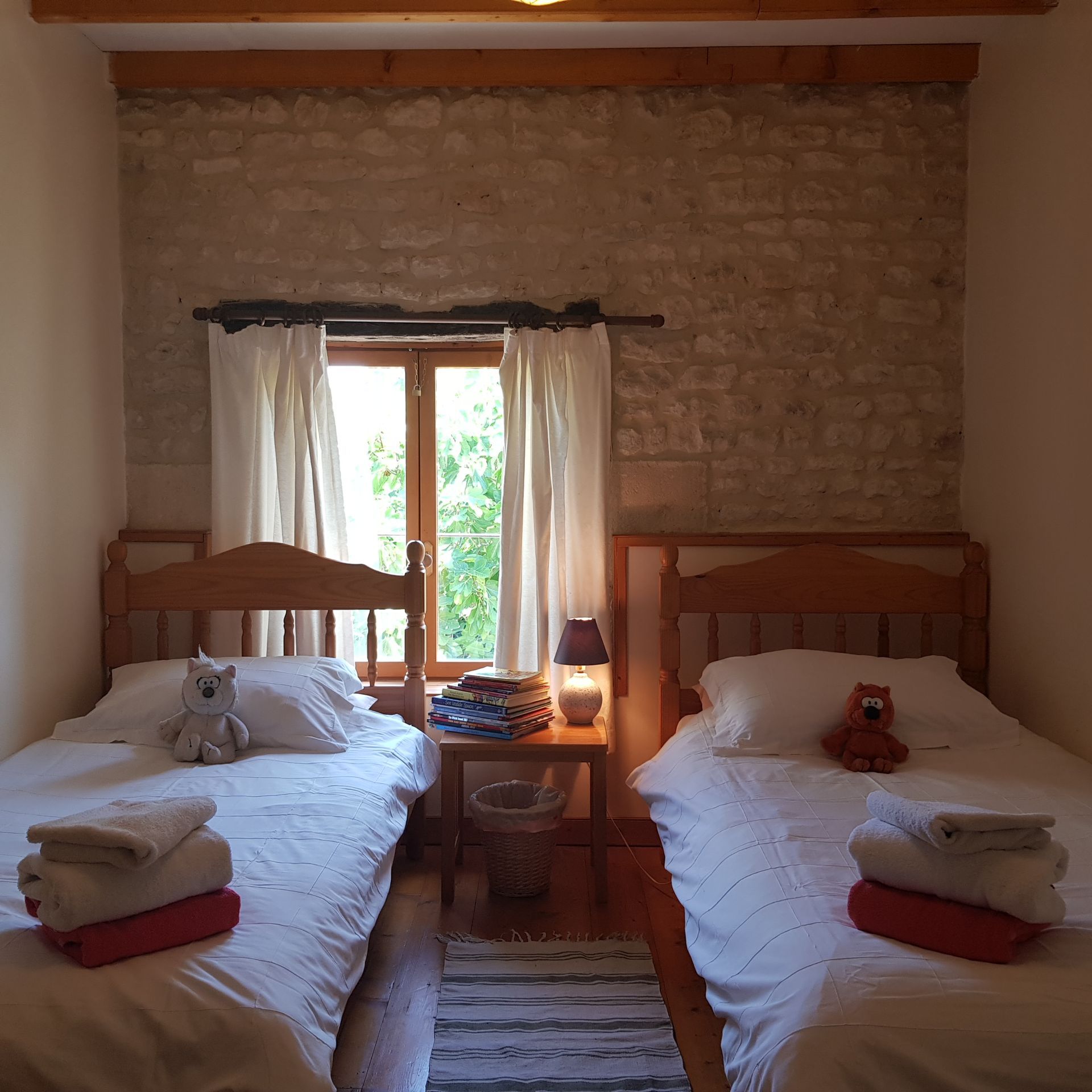 twin beds with white bedding