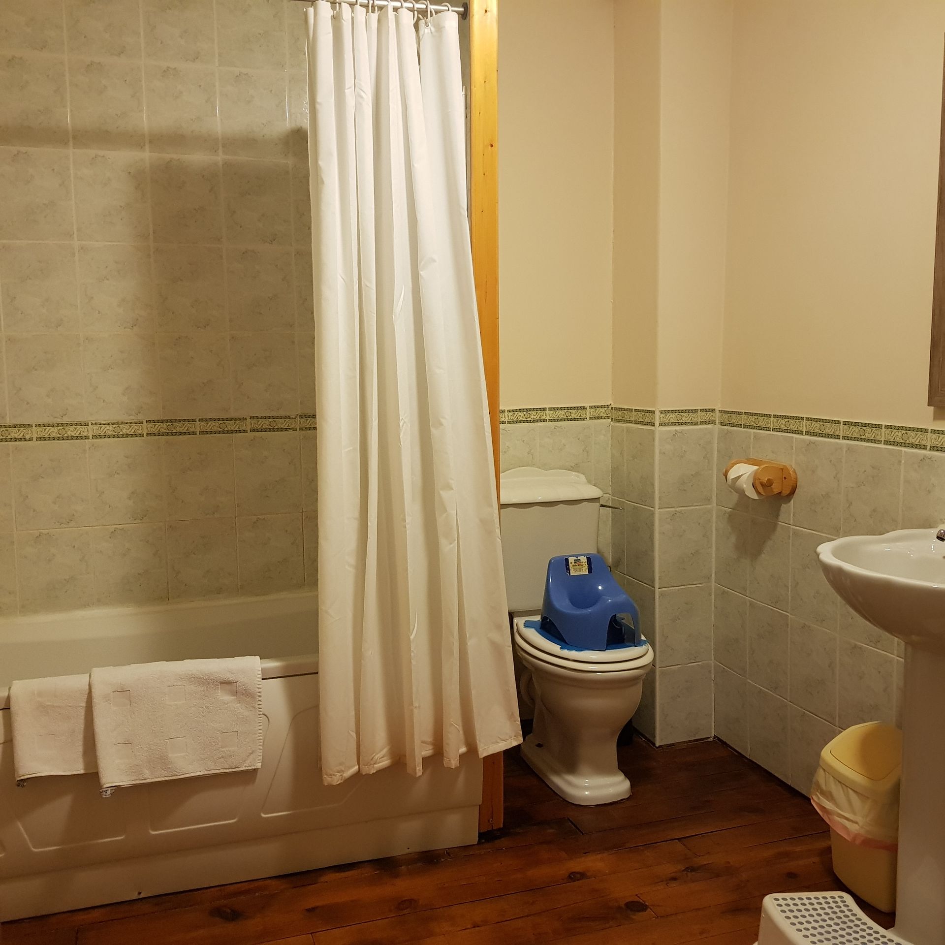bathroom with white loo, sink and bath