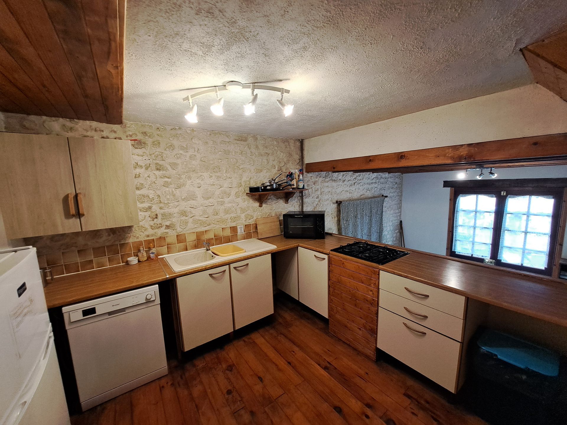 kitchen with cream door fronts and wood effect worktop
