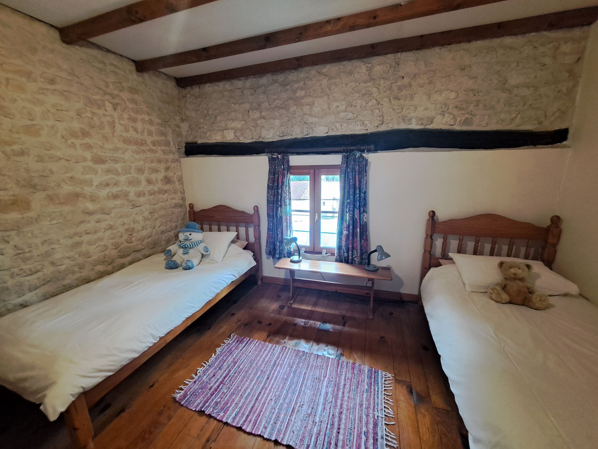 Twin beds with white bedding 