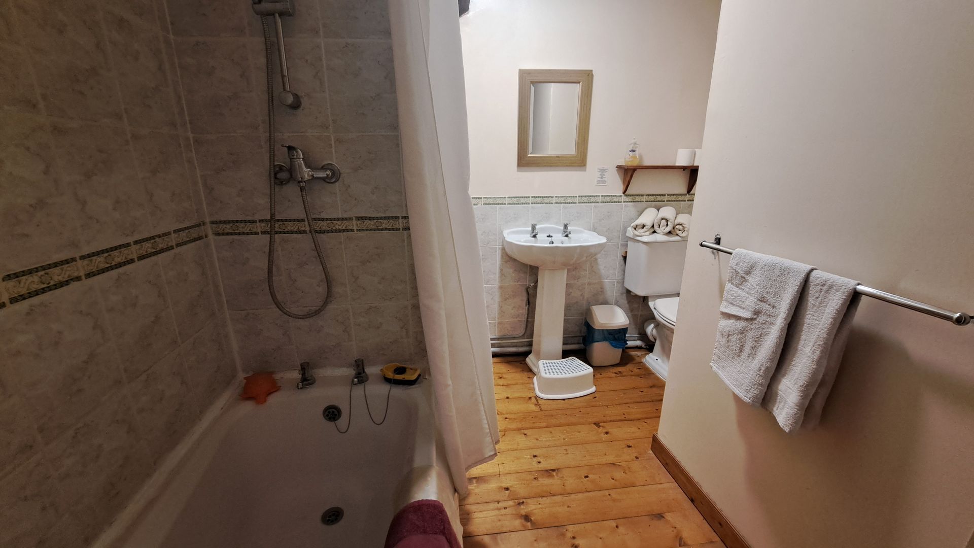 bathroom with white bath and basin and toilet