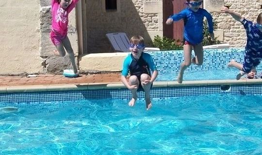 enfants sautant dans une piscine