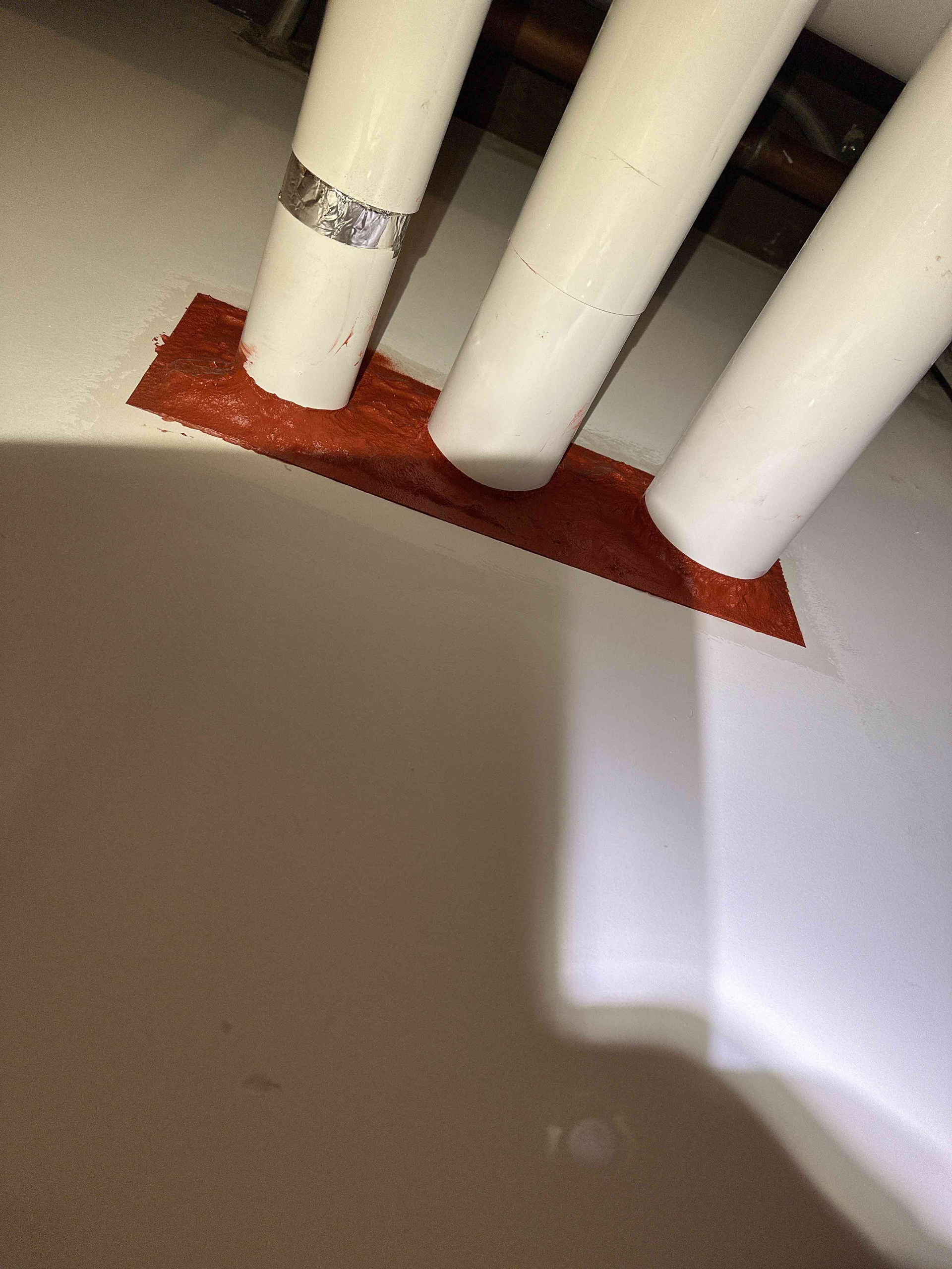 Un gros plan d'un tuyau blanc avec un ruban rouge dessus.