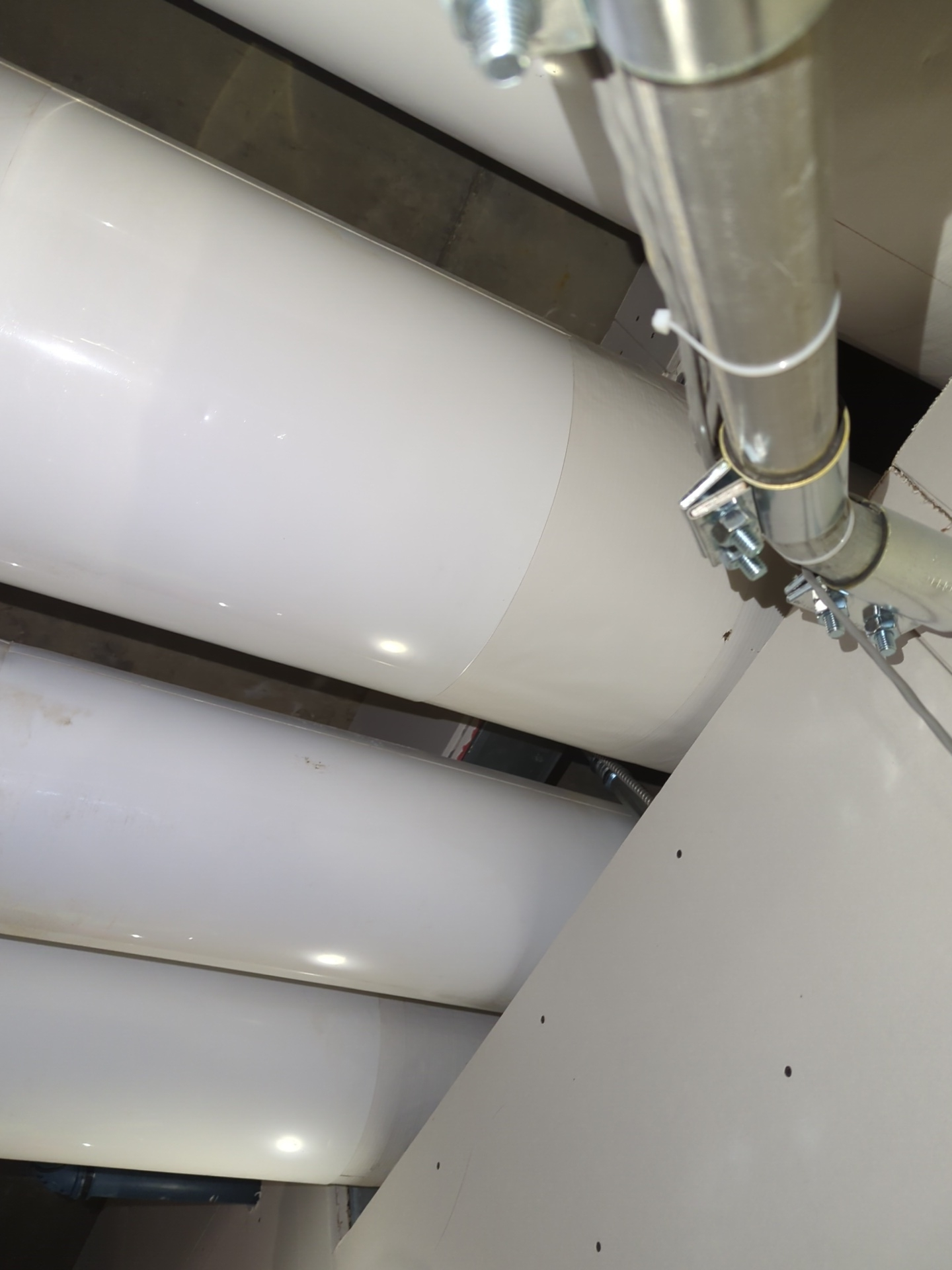 Un tas de tuyaux blancs pendent du plafond