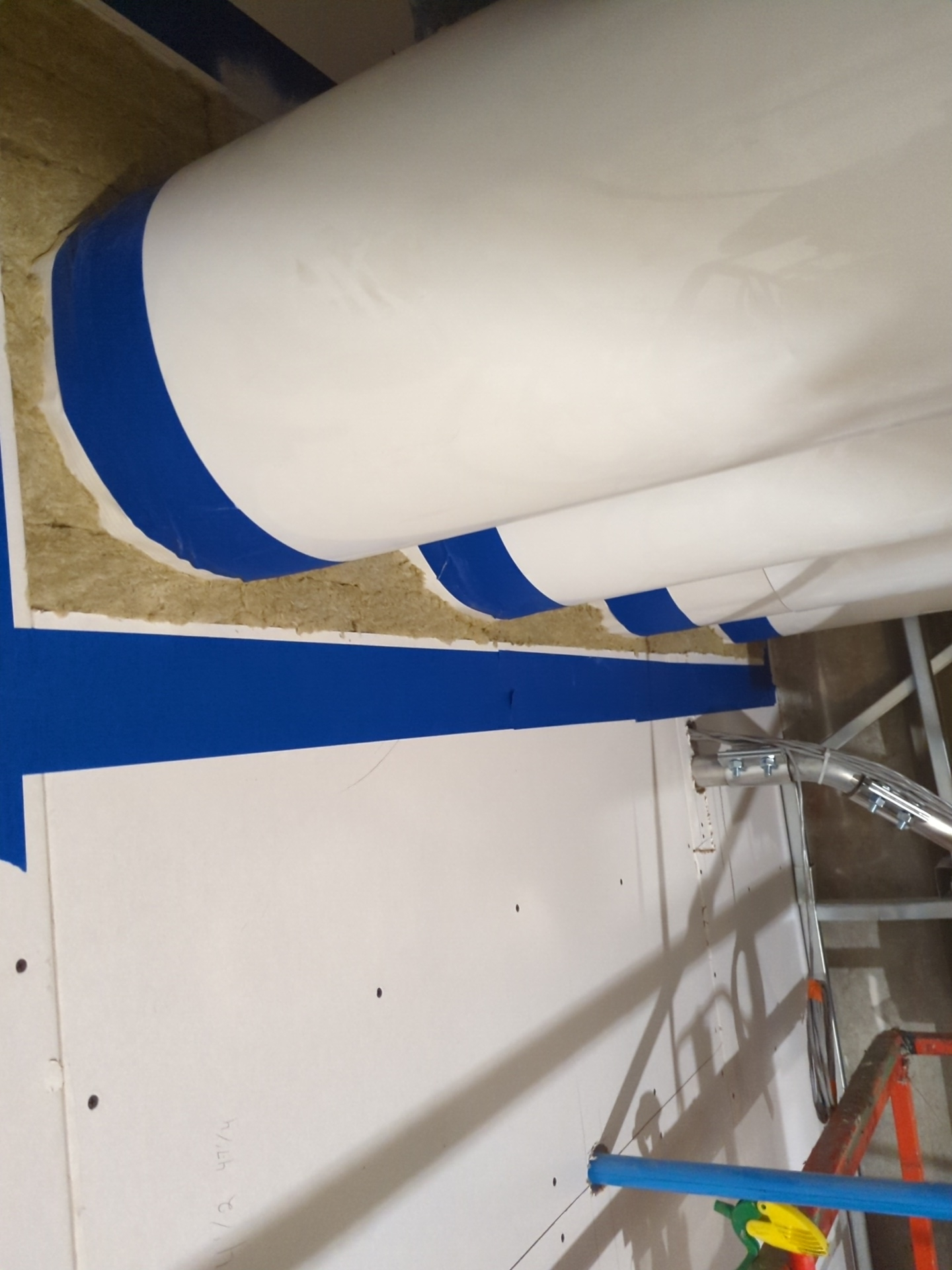 Rayures bleues et blanches sur un mur blanc