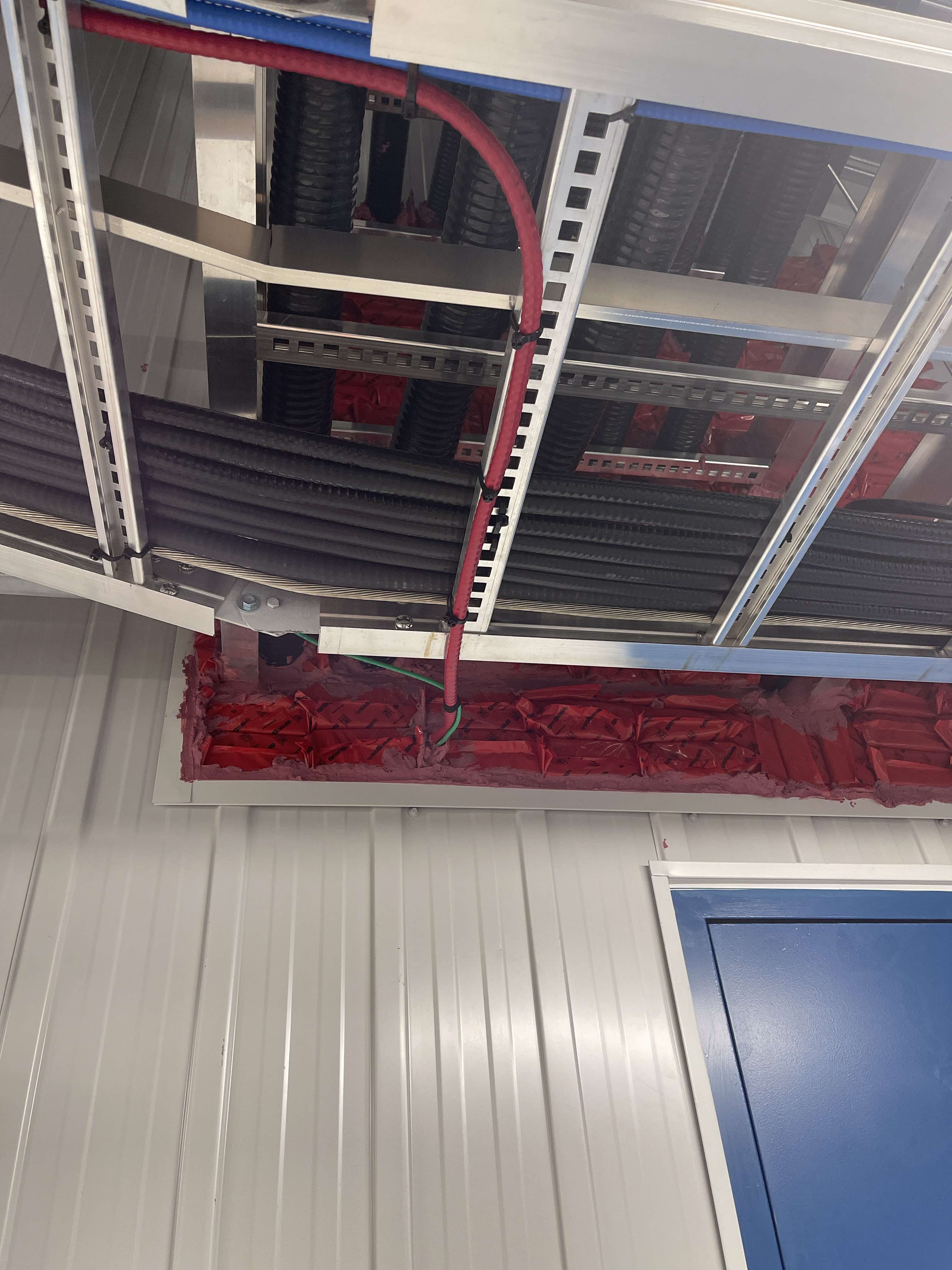 Un tas de fils pendent du plafond d'un bâtiment.