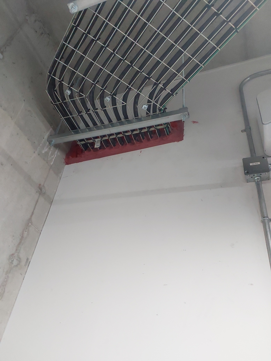 Un tas de fils pendent du plafond d'un bâtiment.