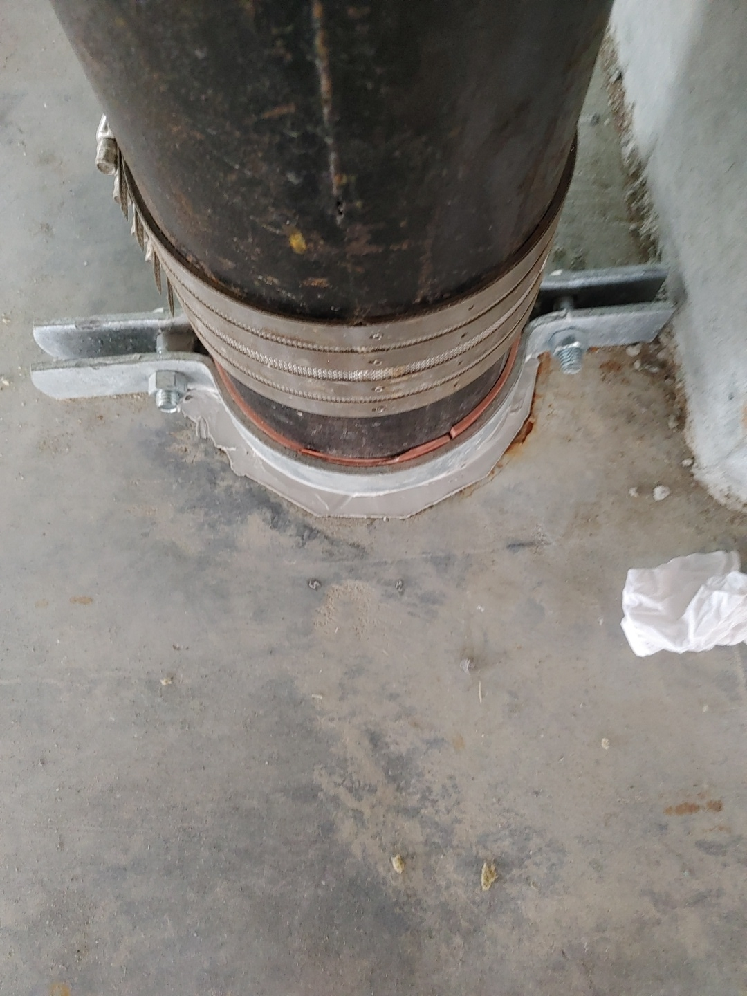 Un gros plan d'un tuyau posé sur un sol en béton.