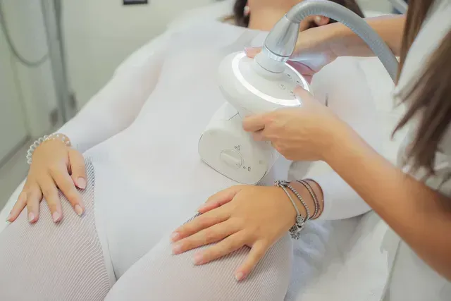 Ecografia addominale di una paziente in gravidanza eseguita in una clinica.