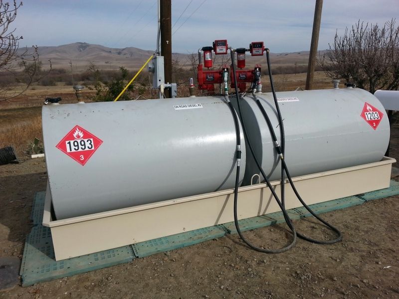 A gas tank with a red sticker that says 1423
