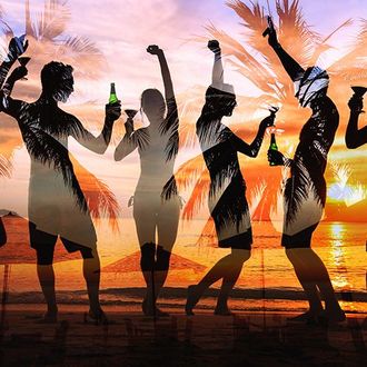 Sagome di persone che ballano con dei drink su una spiaggia al tramonto, con palme sovrapposte.