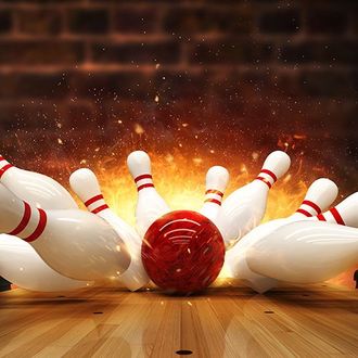 Una palla da bowling rossa colpisce i birilli bianchi su una pista di legno, sullo sfondo di scintille luminose e fiammeggianti.