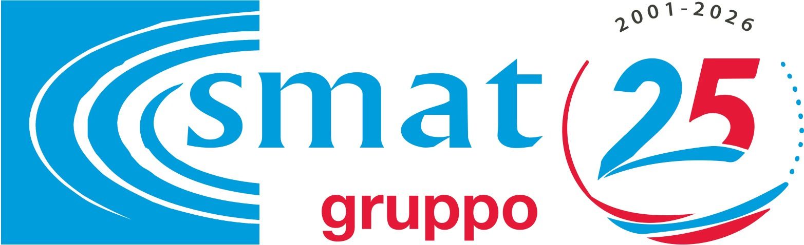 Logo del gruppo Csmat per il 25° anniversario in bianco e nero, con grafica stilizzata a spirale e la scritta "2001-2026".