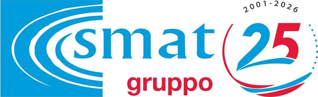 Logo del gruppo Csmat per il 25° anniversario in bianco e nero, con grafica stilizzata a spirale e la scritta "2001-2026".