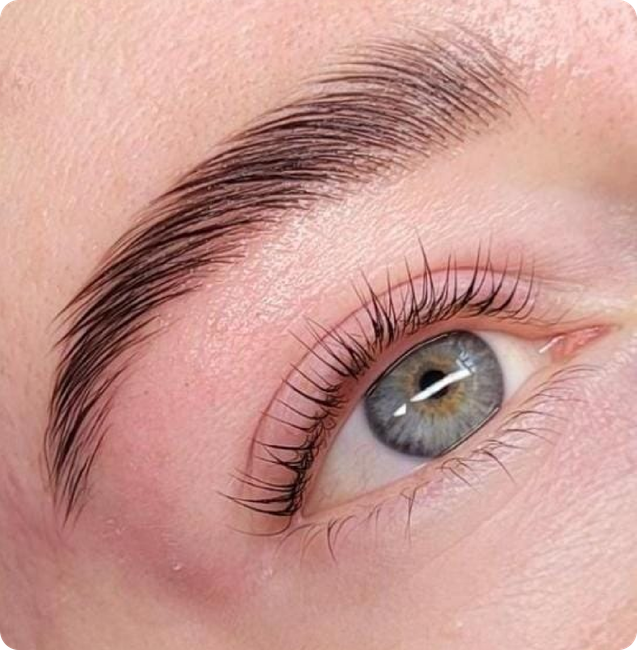 Eine Nahaufnahme des Auges einer Frau mit langen Wimpern.