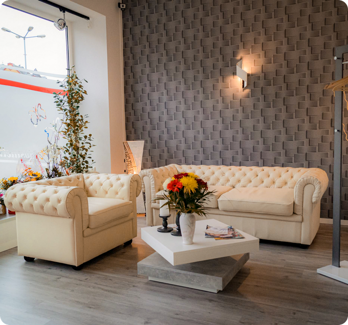 Ein Wohnzimmer mit einer Couch und zwei Sesseln