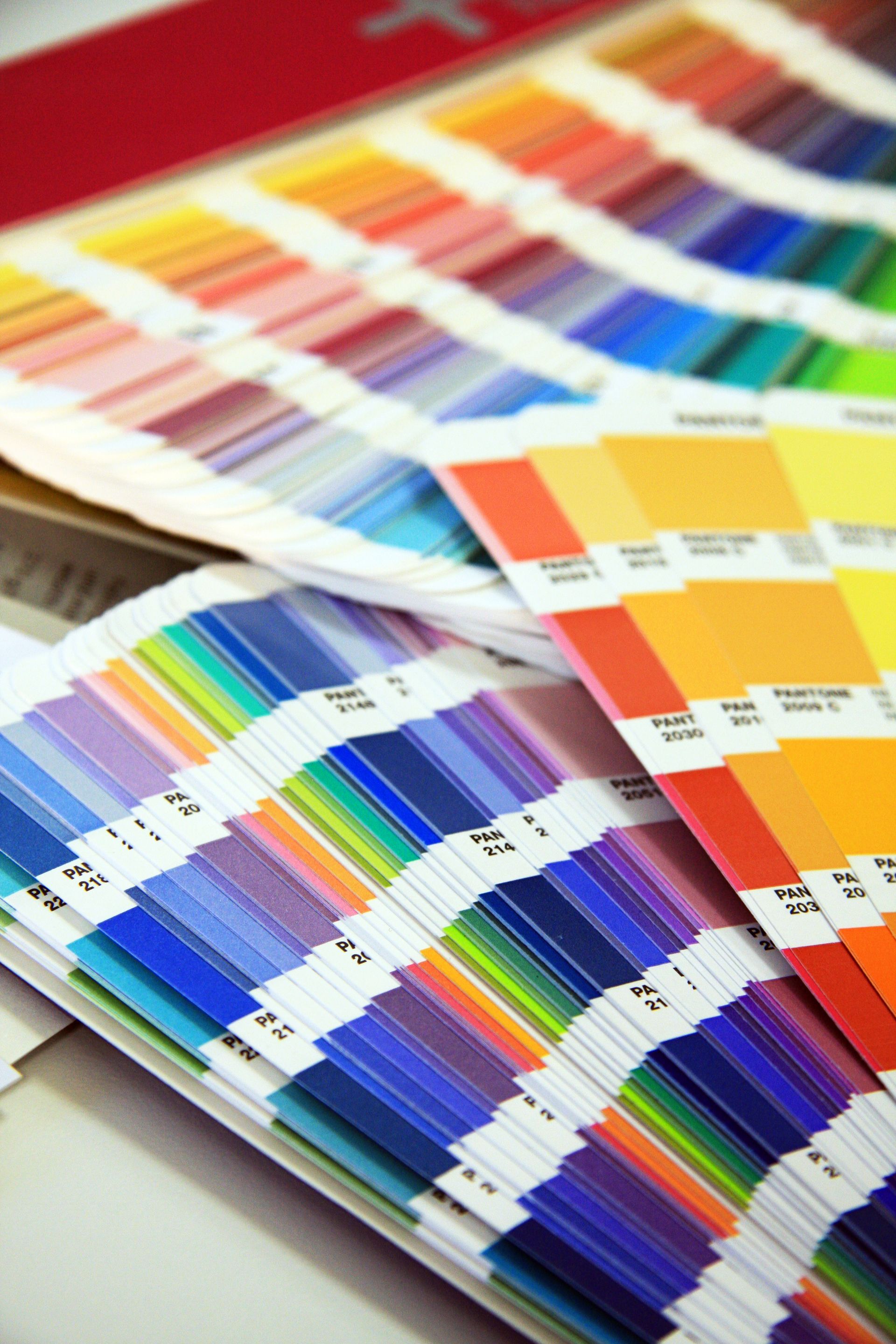 Ein aufgefächerter Pantone-Farbfächer