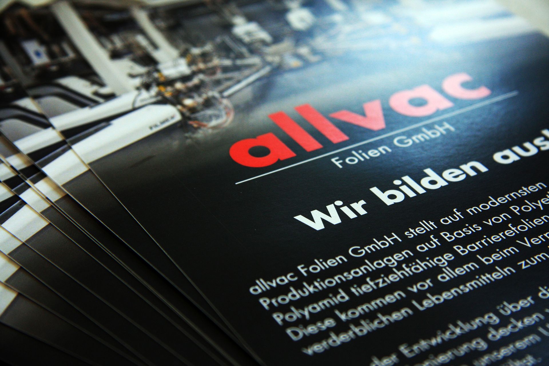 Ein Stapel allvac-Flyer auf einem Tisch