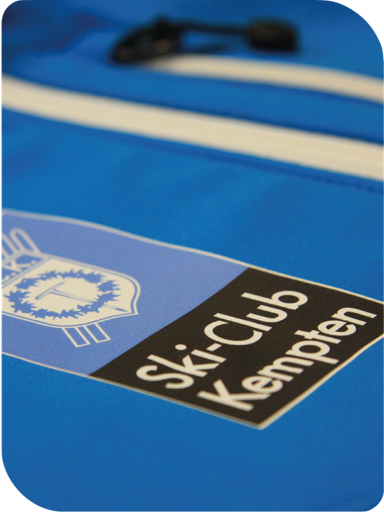 Eine blaue Jacke mit einem Ski-Club Kempten Logo darauf