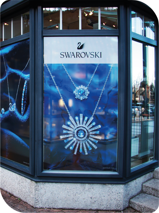Eine Ausstellung von Swarovski-Schmuck in einem Schaufenster