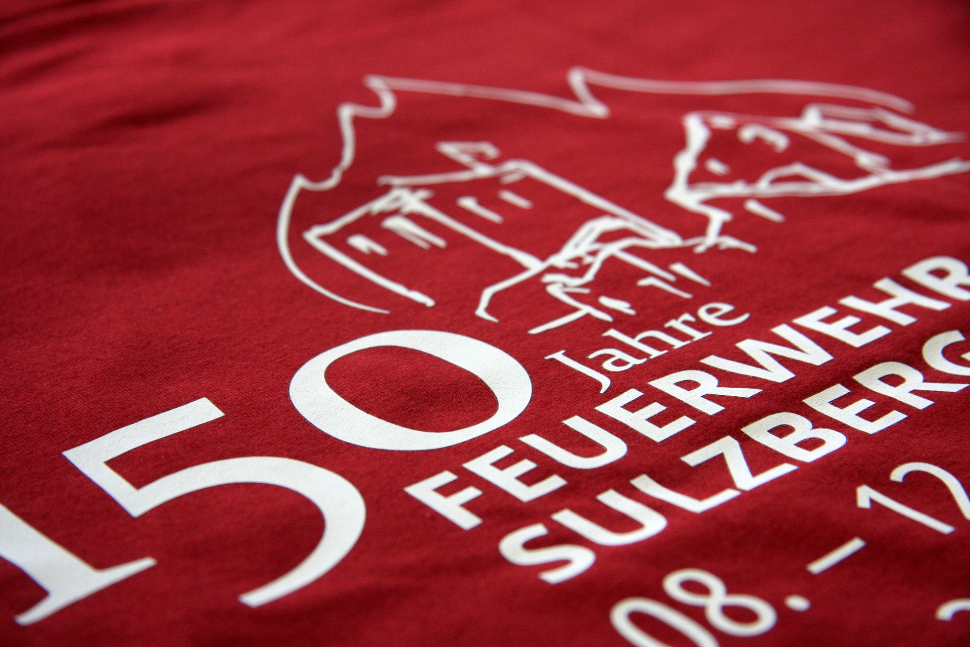 Ein rotes Shirt mit der Aufschrift 50 Jahre Feuerwehr Sulzberg