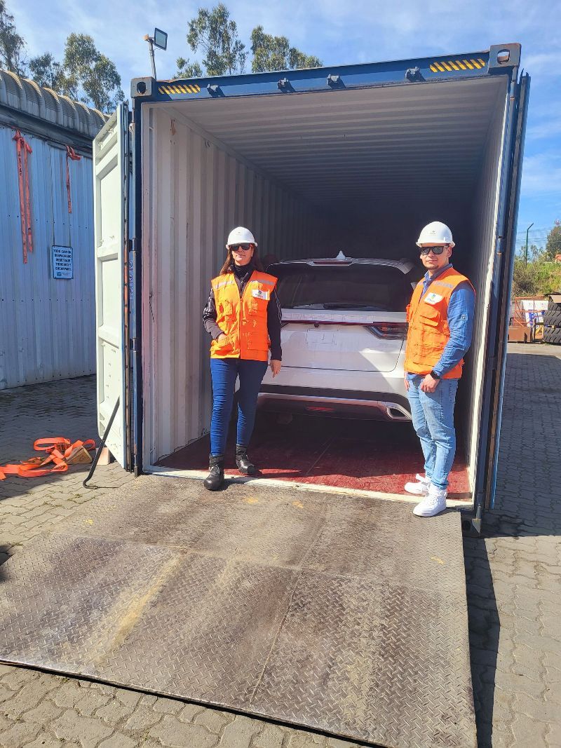 Equipo de Magnum Chile desconsolidando automóviles desde sus contenedores