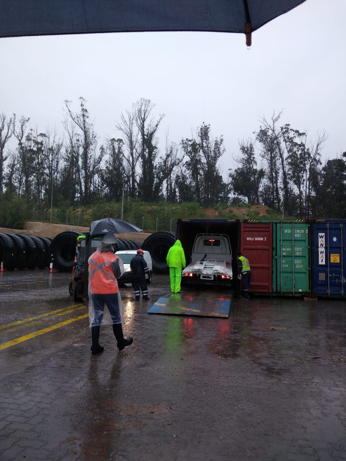 Operadores de Magnum Chile sacando la carga de furgones desde sus contenedores