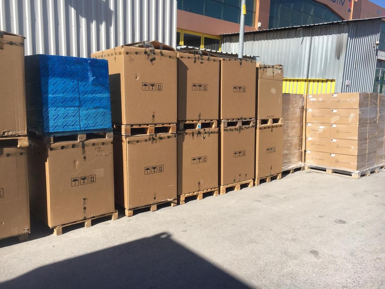 Pallets con la importación de partes y repuestos para camiones hecha por Magnum Chile