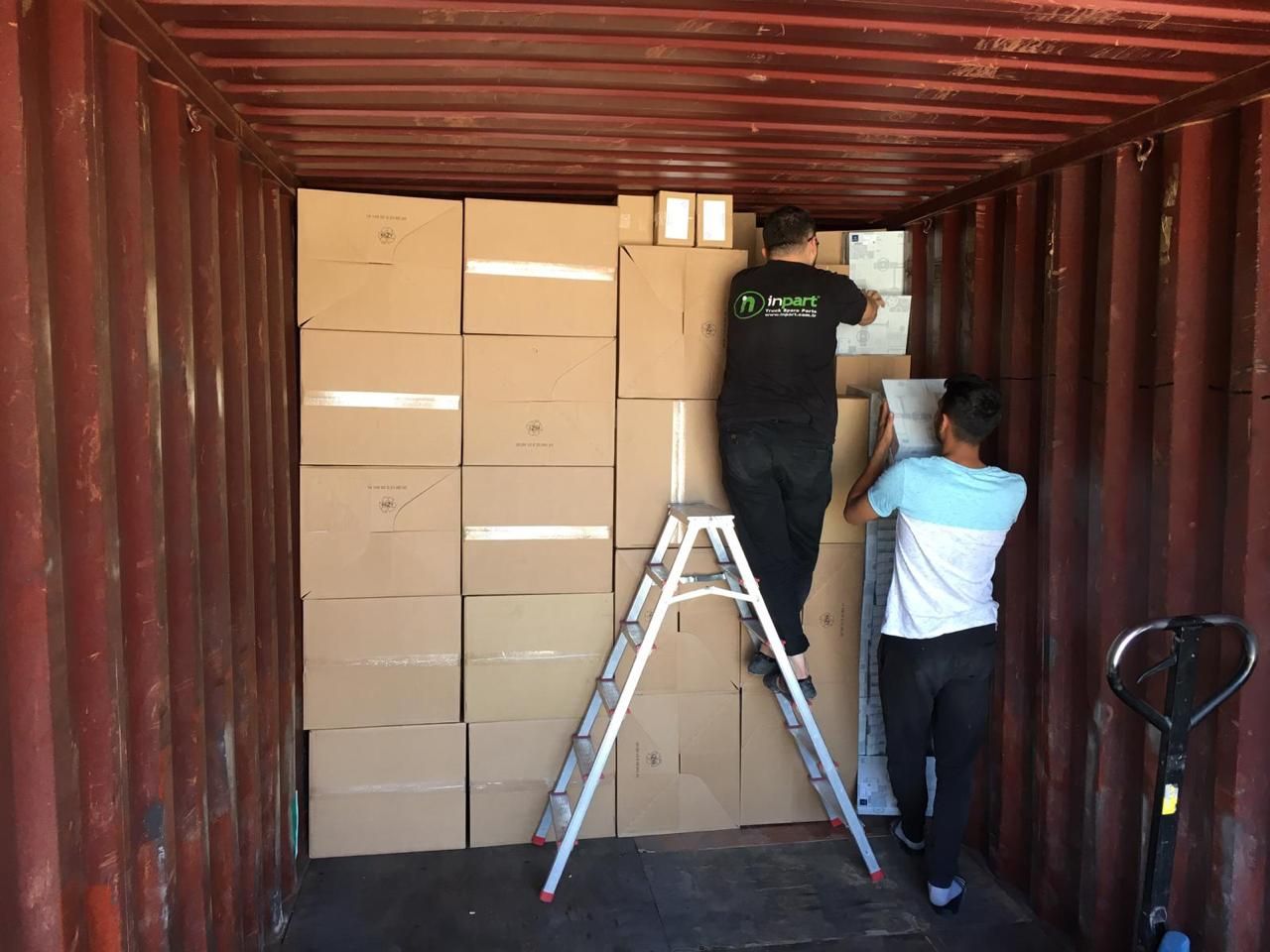 Importación de containers con partes y repuestos de caminones