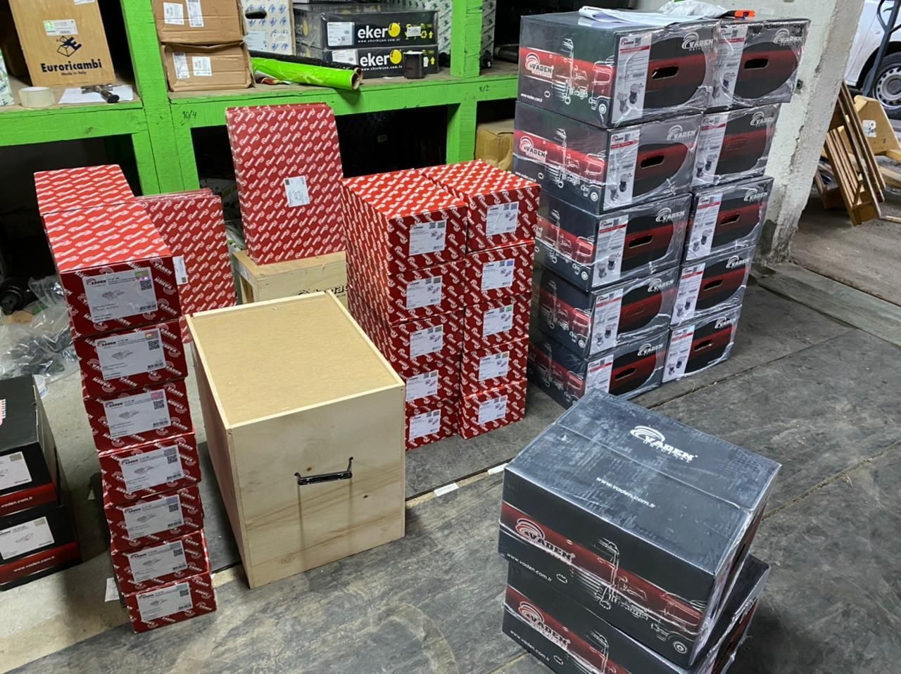 Cajas con los repuestos de la importación de Magnum Chile de repuestos y partes de camión
