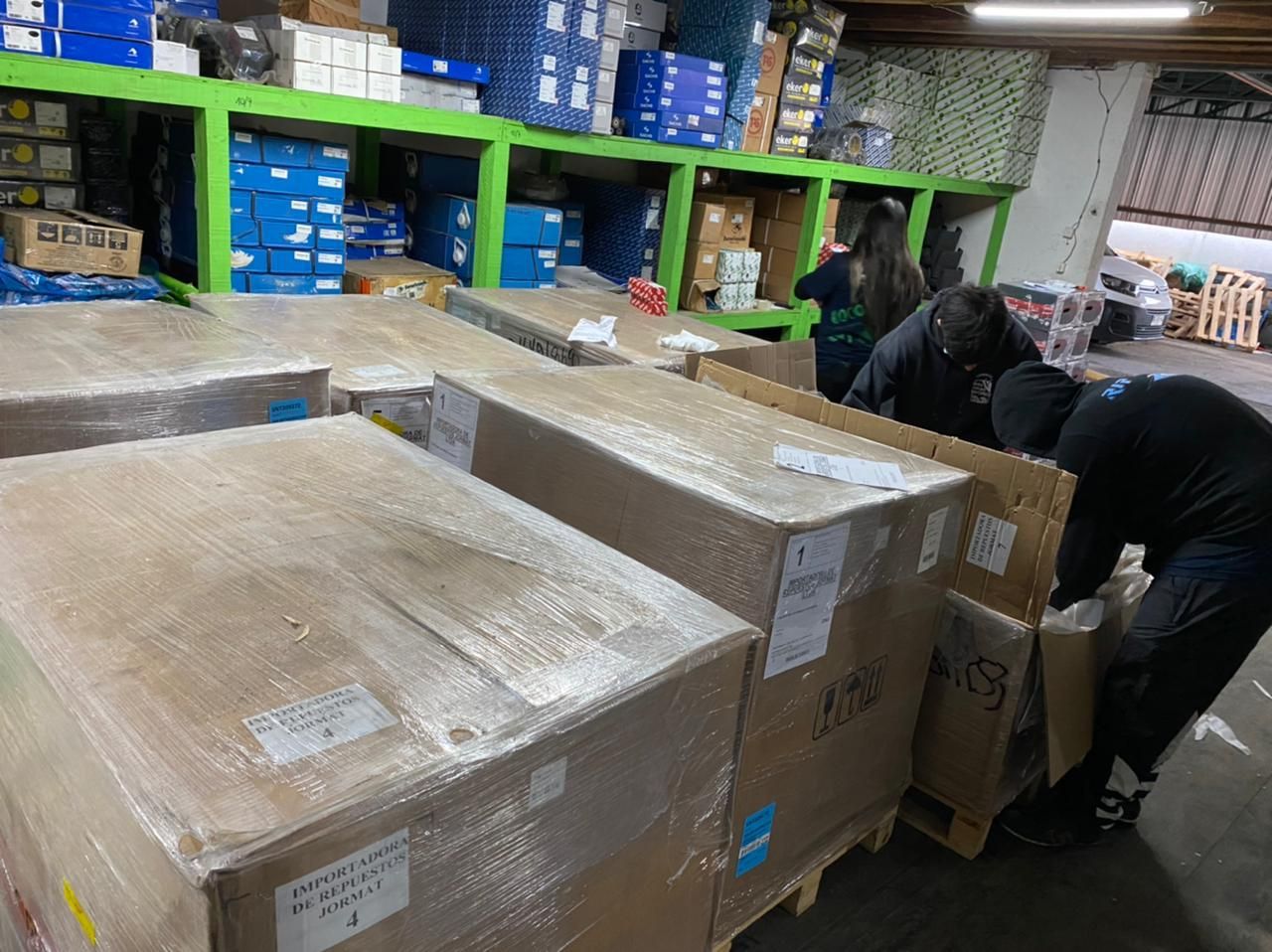 Cajas embaladas con los repuestos de la importación de Magnum Chile de repuestos y partes de camión