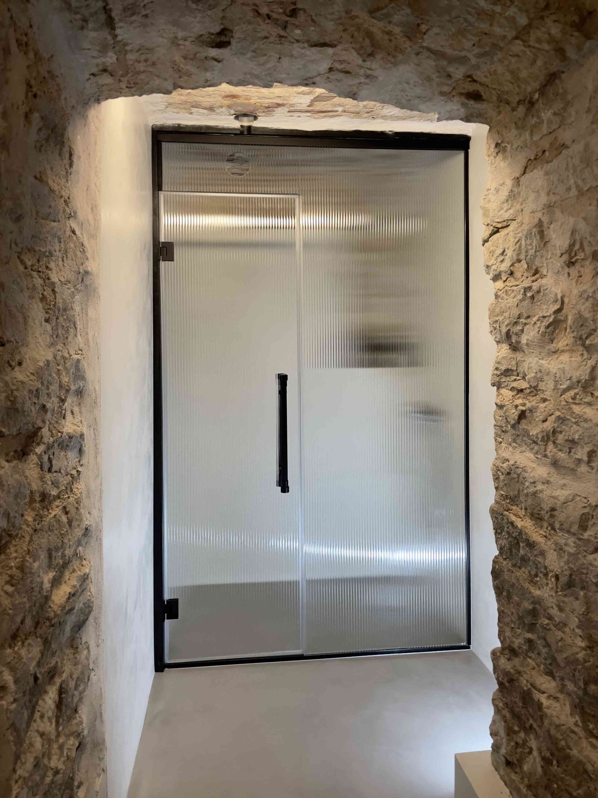 dušinurk eriti kirgas klaas, must furnituur