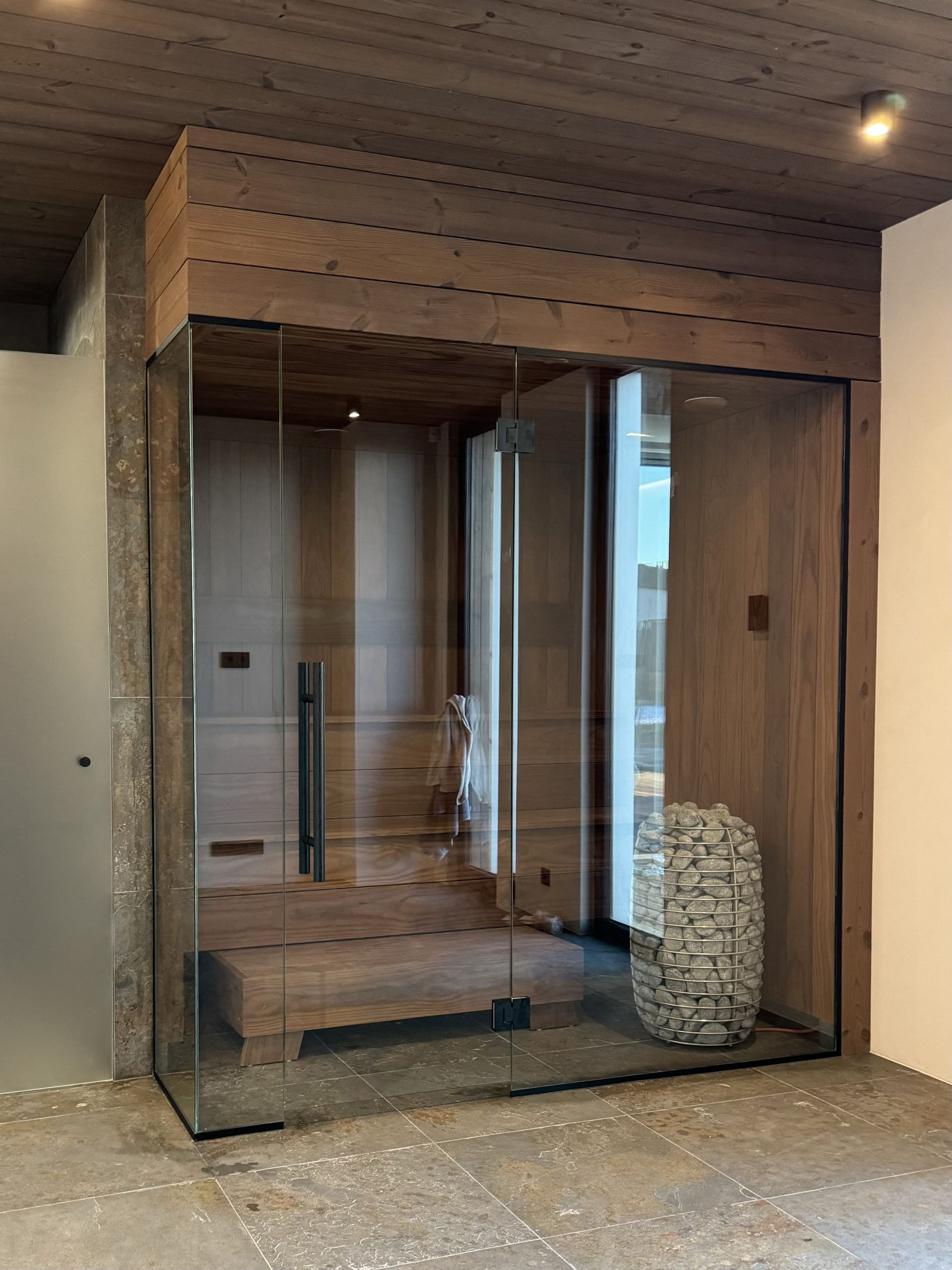 Sauna klaassein nurgaga - eriti kirgas klaas matt must furnituur